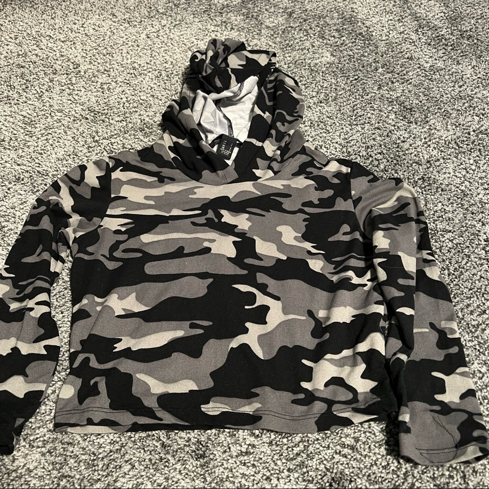 Forever 21 Performance camo crop top hoodie S